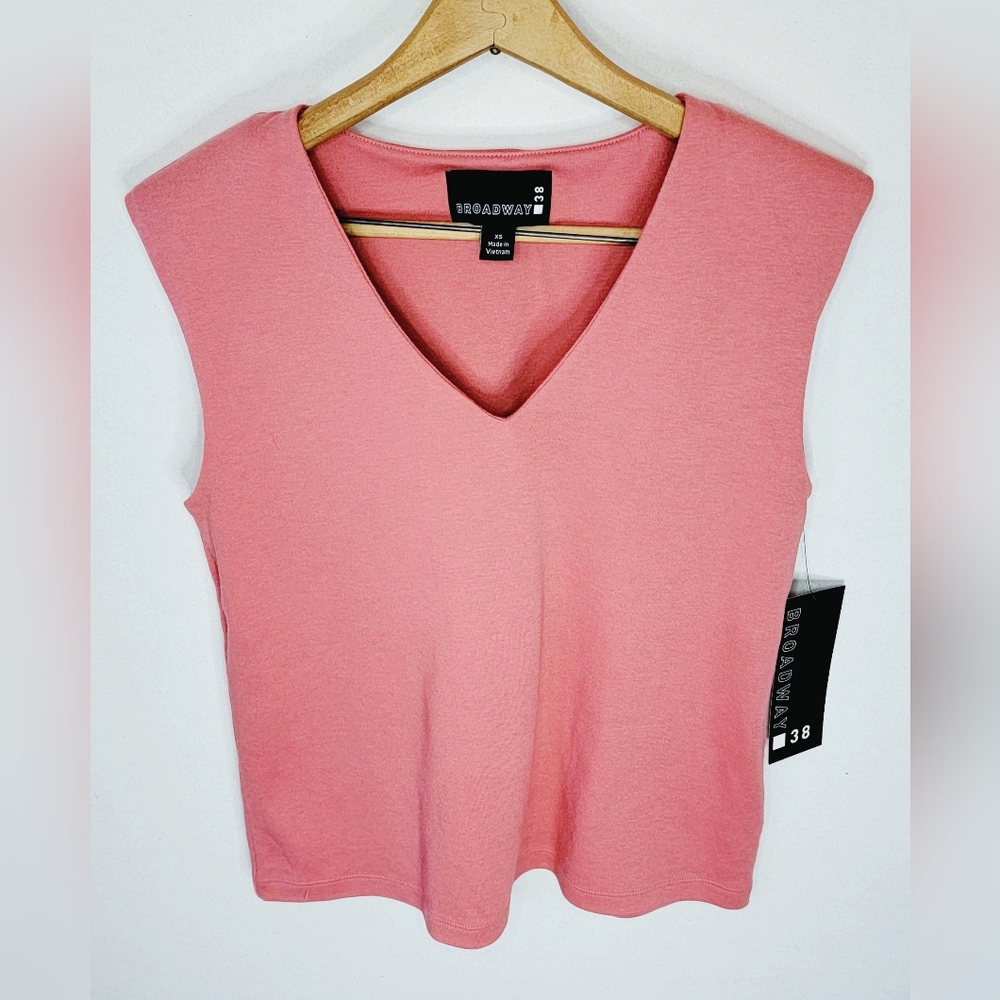 ✨3/$12 Broadway 38 Coral Sleeveless Top with Shoulder Pads size XS